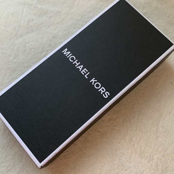 NWT/NIB Michael Kors AirPod case retails $98 - Picture 4 of 7